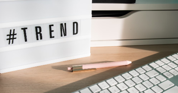 a keyboard and a pen sitting on a desk